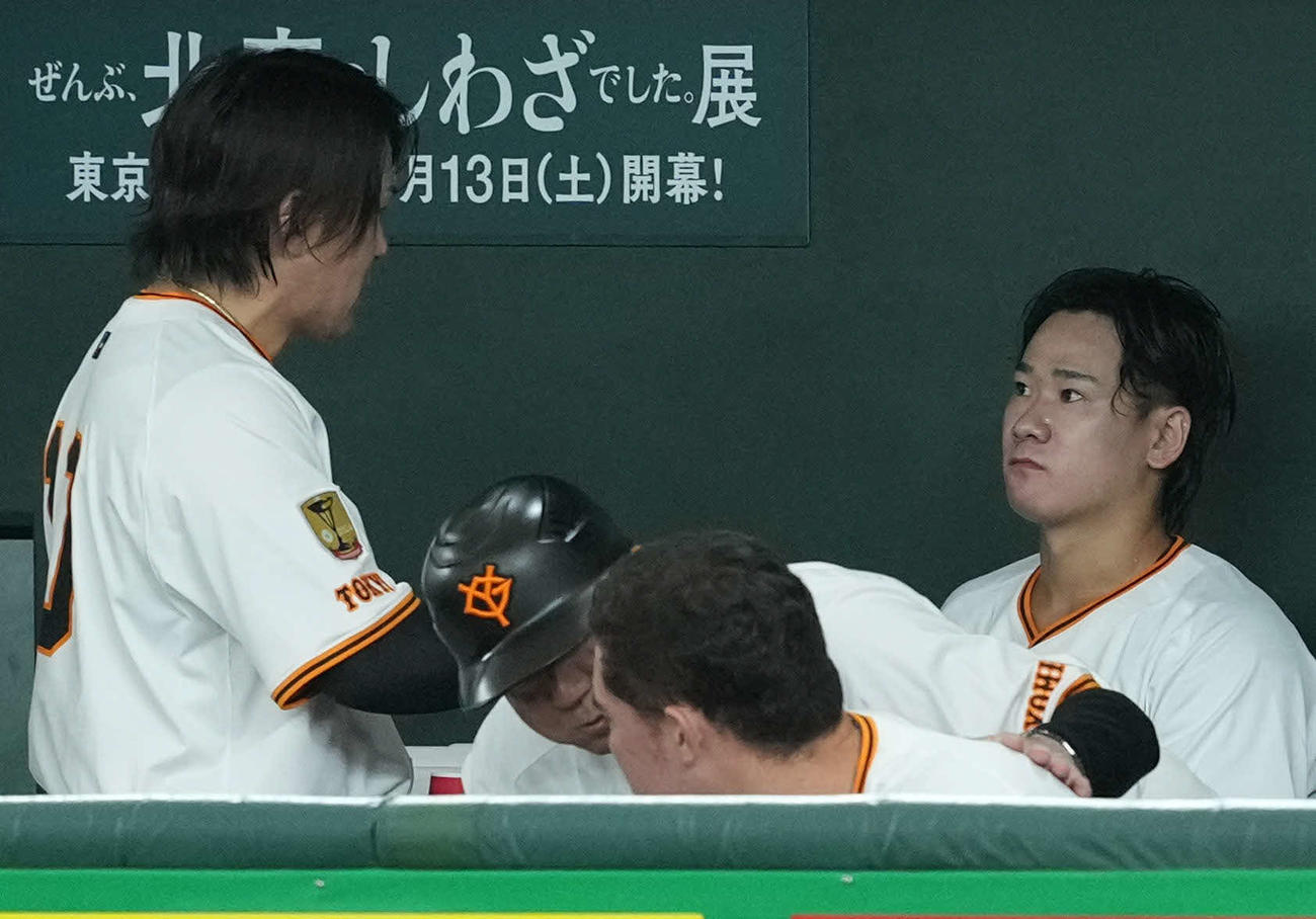 巨人対阪神　2回を終了し、ベンチで捕手甲斐と話をする巨人先発の井上（撮影・たえ見朱実）