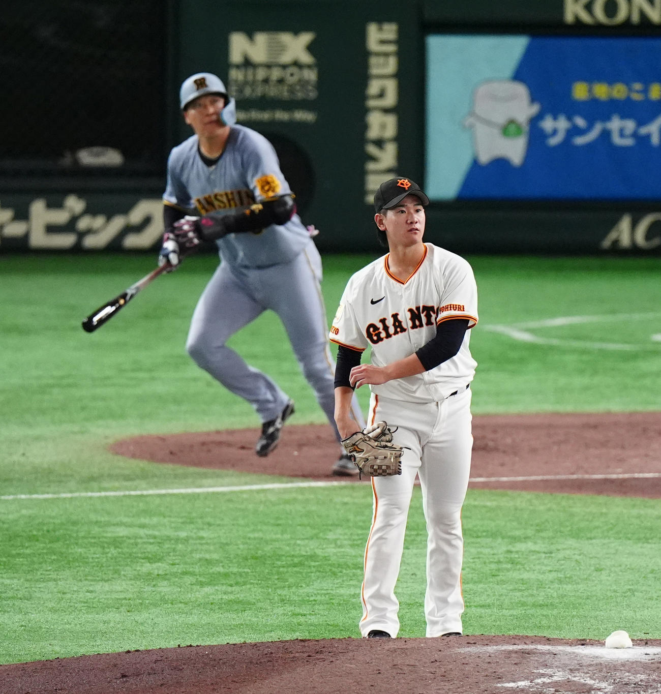 巨人対阪神　5回表阪神無死一塁、大山に左越え2点本塁打を打たれる井上（撮影・清水貴仁）