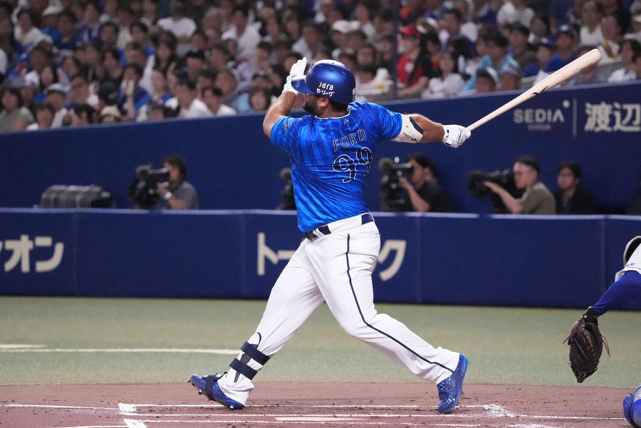 中日対DeNA 2回表DeNA1死一塁、右前打を放つフォード（撮影・森本幸一）