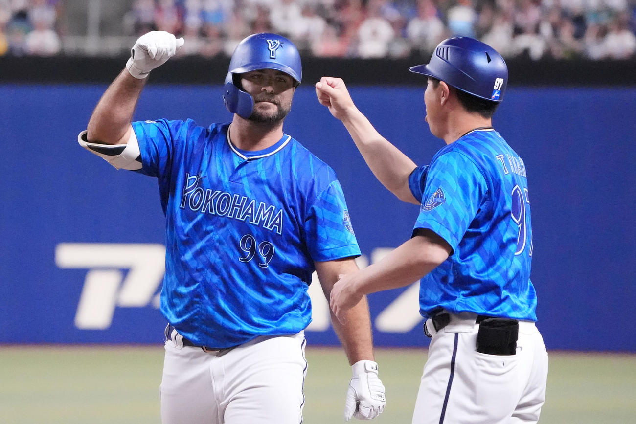 中日対DeNA 6回表DeNA2死一、二塁、フォード（左）は右前適時打を放ち明るい表情を見せる（撮影・森本幸一）