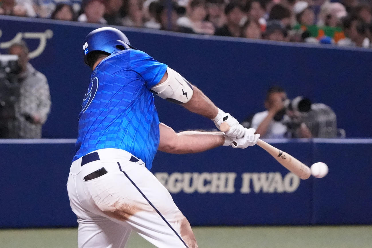 中日対DeNA 6回表DeNA2死一、二塁、右前適時打を放つフォード（撮影・森本幸一）