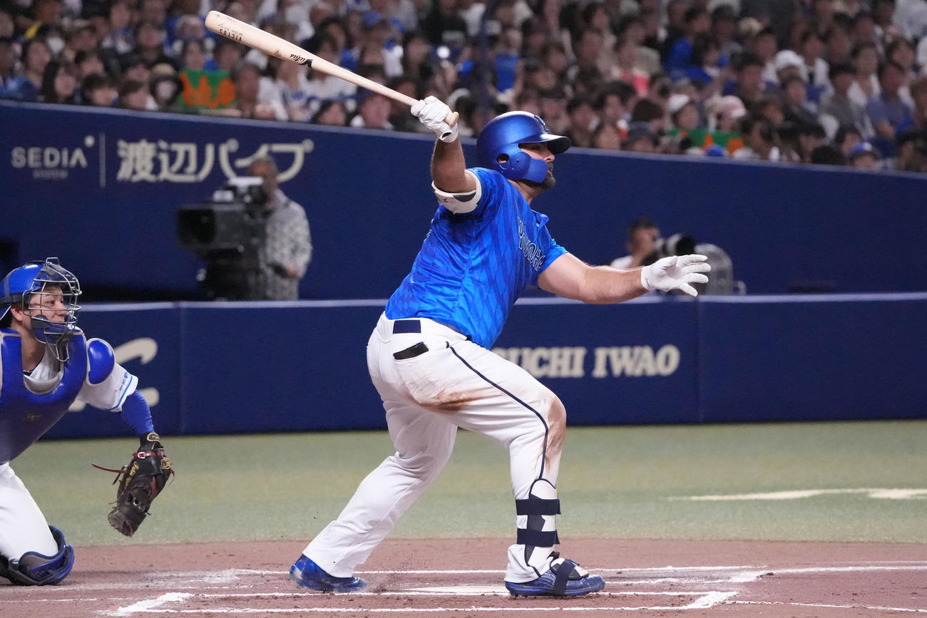 中日対DeNA 6回表DeNA2死一、二塁、右前適時打を放つフォード（撮影・森本幸一）