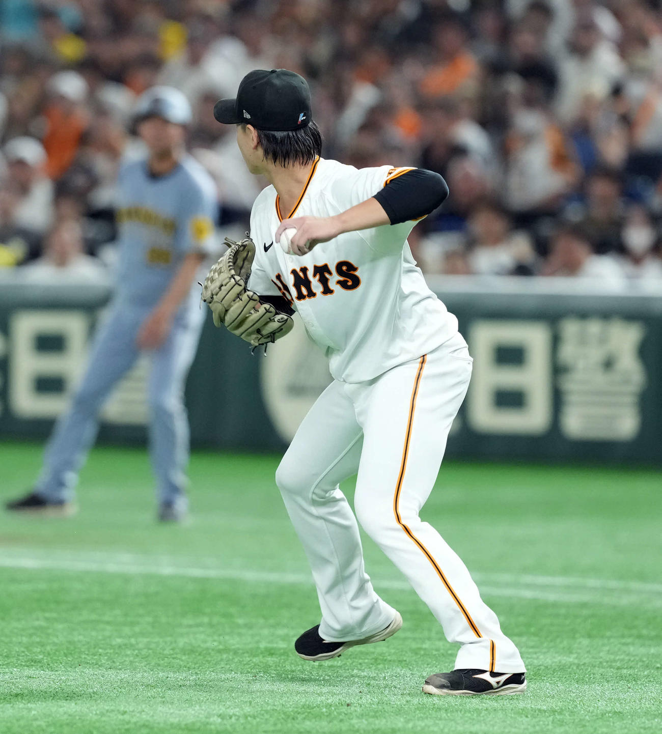 巨人対阪神　1回表阪神無死一塁、中野拓夢の投犠飛を井上温大が悪送球（撮影・たえ見朱実）