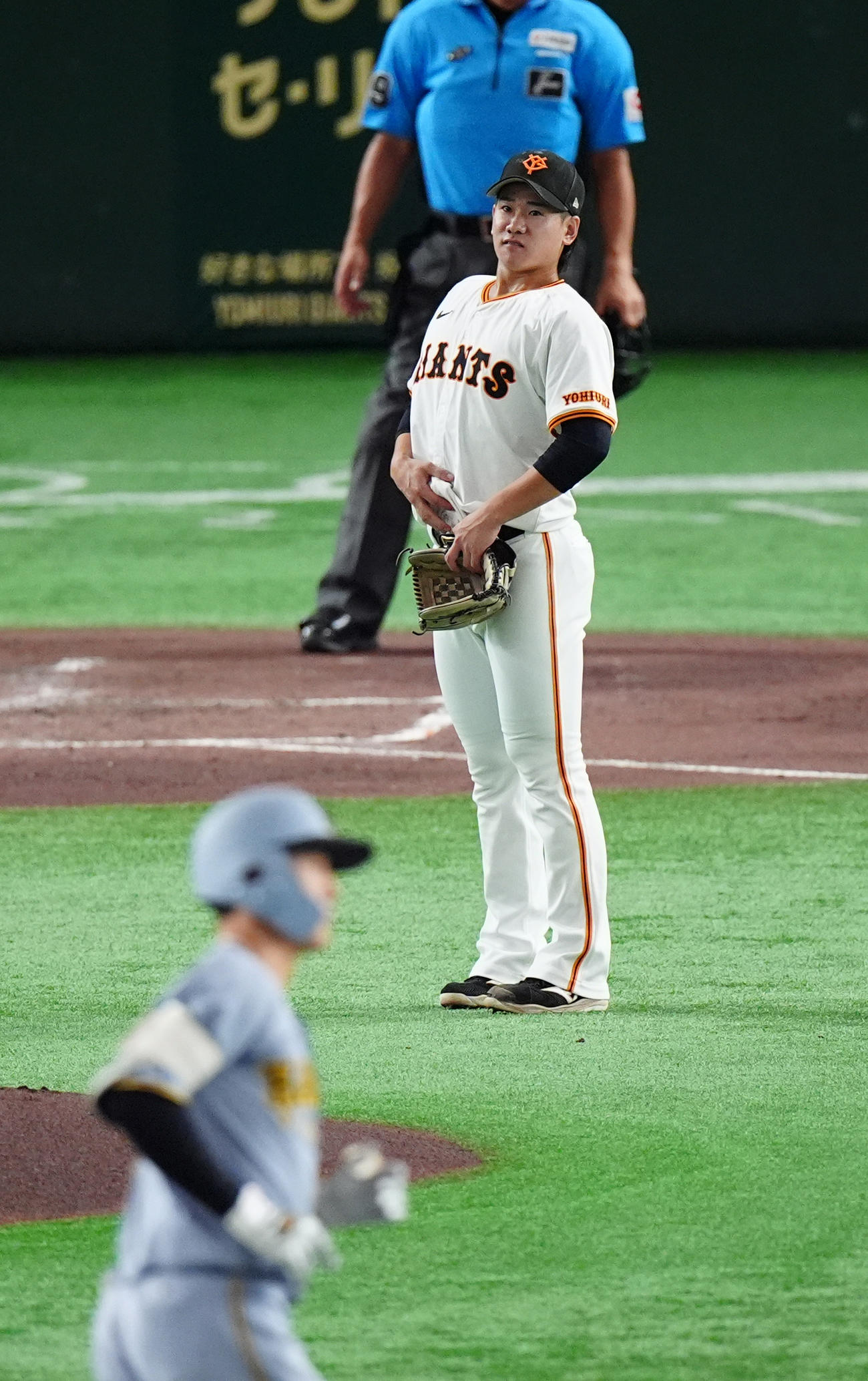 巨人対阪神　3回表阪神1死一塁、小幡に2打席連続の右越え2点本塁打を浴びた井上（撮影・清水貴仁）