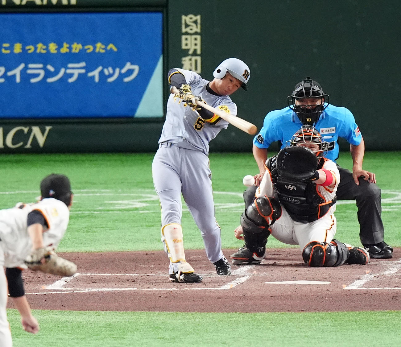 巨人対阪神　2回表阪神2死一塁、投手強襲安打を放つ近本光司。投手井上（撮影・清水貴仁）