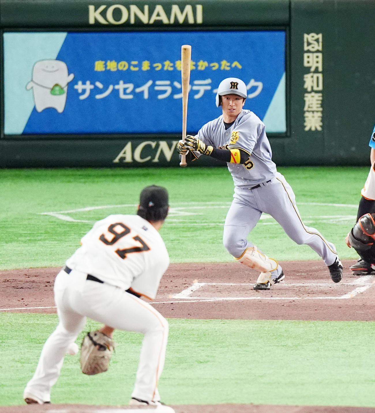 巨人対阪神　2回表阪神2死一塁、投手強襲安打を放つ近本光司。投手井上（撮影・清水貴仁）
