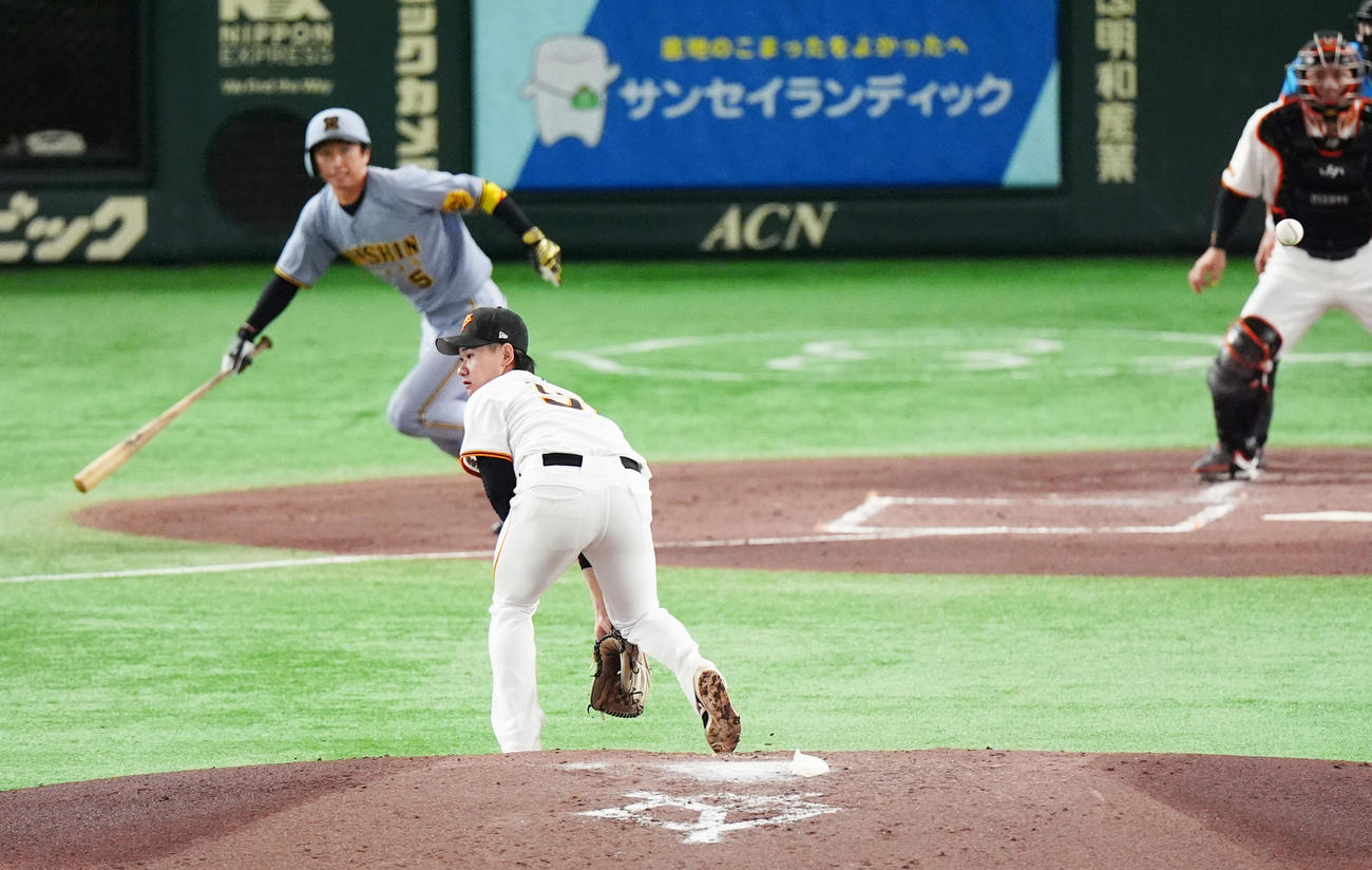 巨人対阪神　2回表阪神2死一塁、近本の投手返しの打球がマウンドの井上に直撃し安打となる（撮影・清水貴仁）
