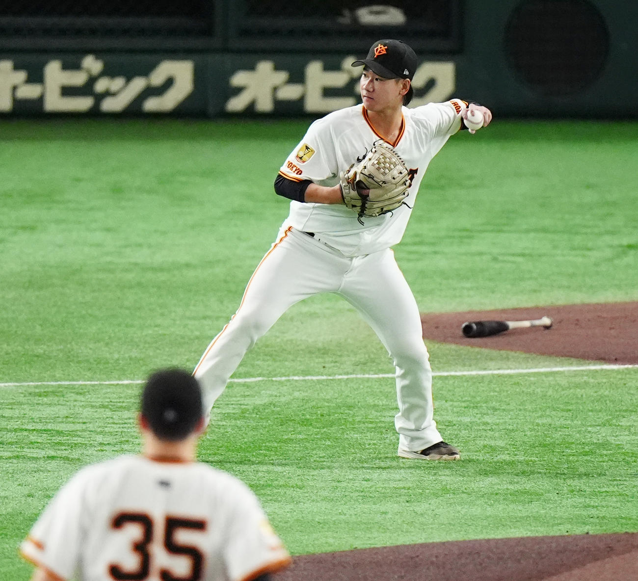巨人対阪神　1回表阪神無死一塁、左中野のバント犠打を一塁に悪送球する井上（撮影・清水貴仁）