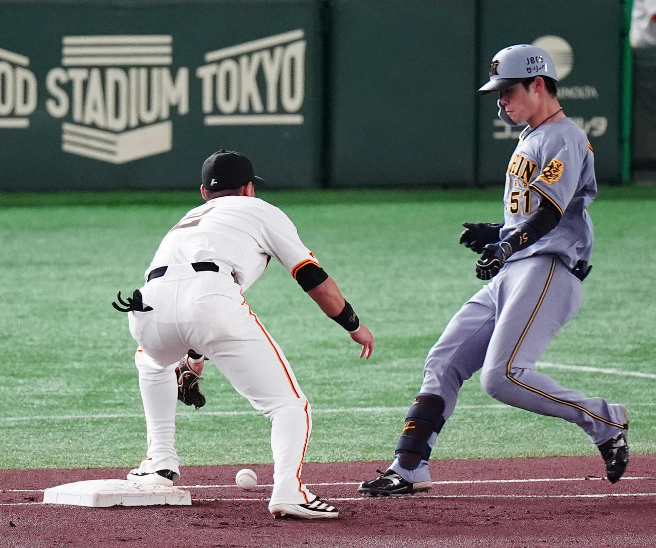 巨人対阪神　1回表阪神無死一塁、左中野のバント犠打を井上温大が一塁に悪送球、一塁手増田陸（撮影・清水貴仁）