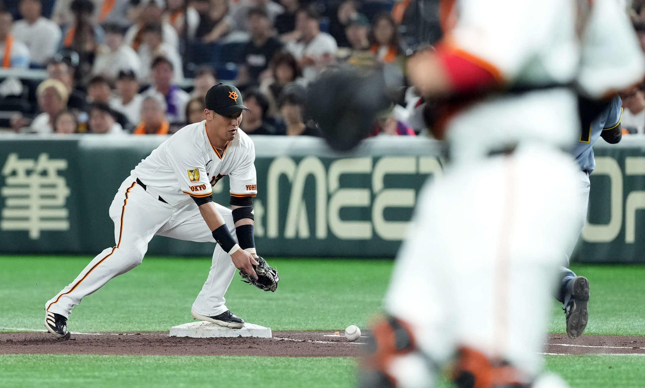巨人対阪神　1回表阪神無死一塁、中野の投犠飛を井上が悪送球。ベースカバーに入った二塁手吉川が捕球出来ず（撮影・たえ見朱実）