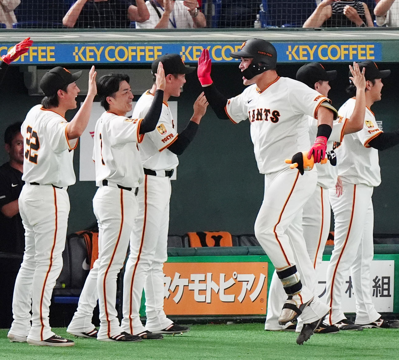 巨人対阪神　7回裏巨人1死一、三塁、左越え3点本塁打を放ち生還するリチャード（撮影・清水貴仁）