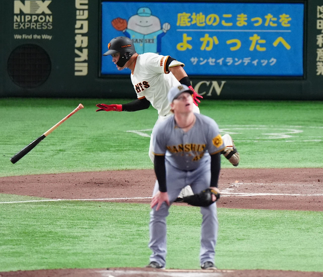巨人対阪神　7回裏巨人1死一、三塁、左越え3点本塁打を放つリチャード（撮影・清水貴仁）