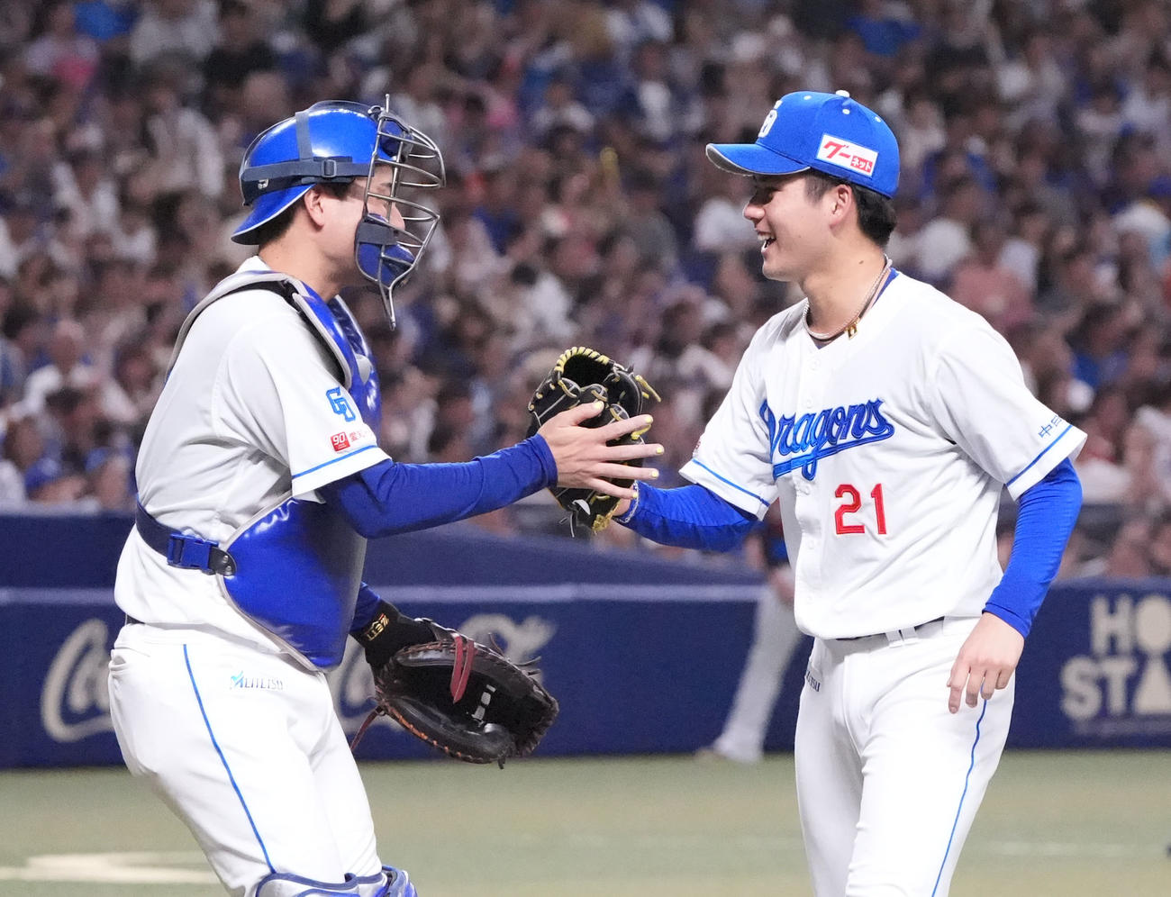 中日対DeNA 5回表終了、ピンチをしのぎ石伊（左）と笑顔でタッチを交わしベンチへ戻る金丸（撮影・森本幸一）
