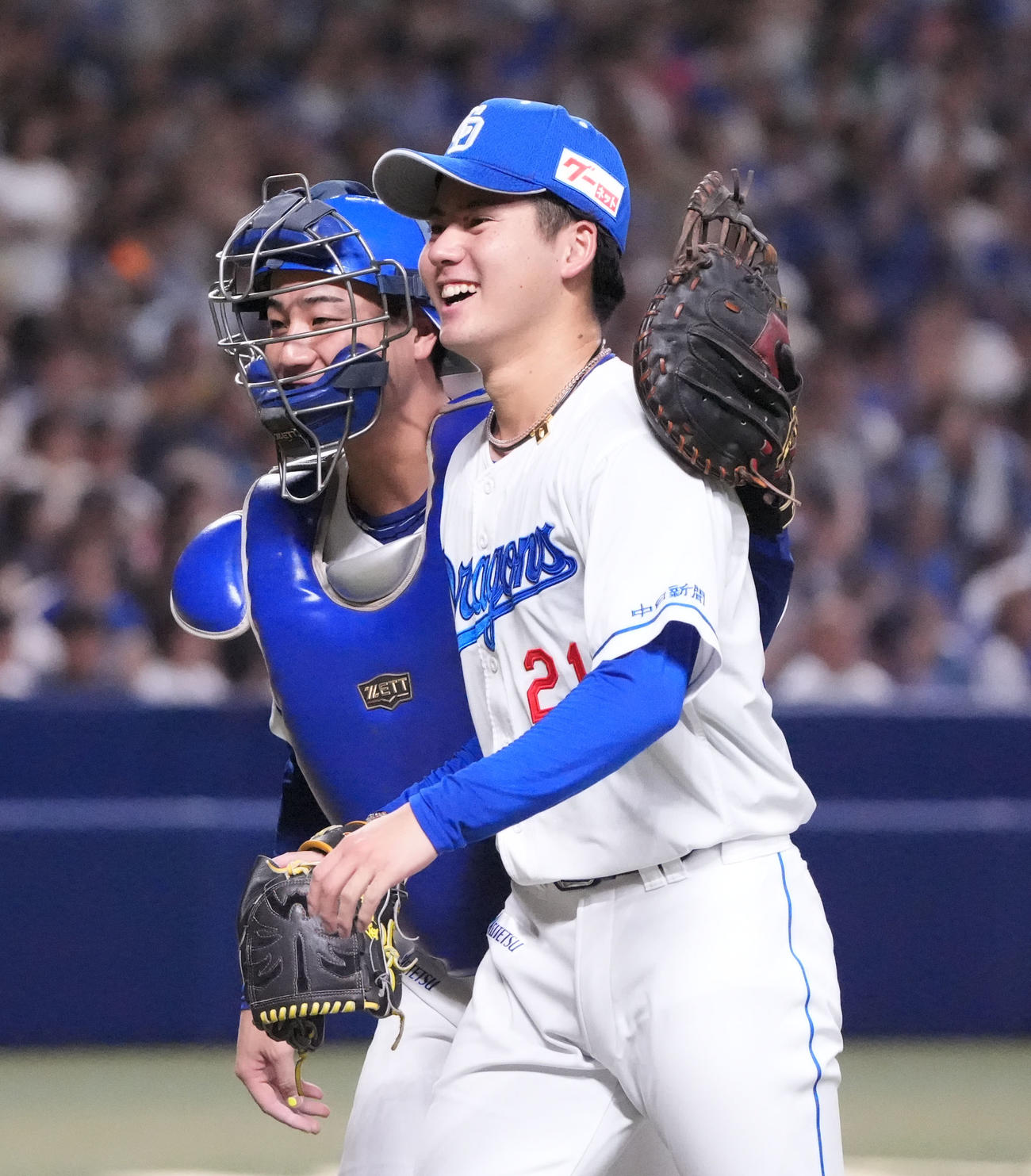 中日対DeNA 5回表終了、ピンチをしのぎ石伊（左）と笑顔でタッチを交わしベンチへ戻る金丸（撮影・森本幸一）