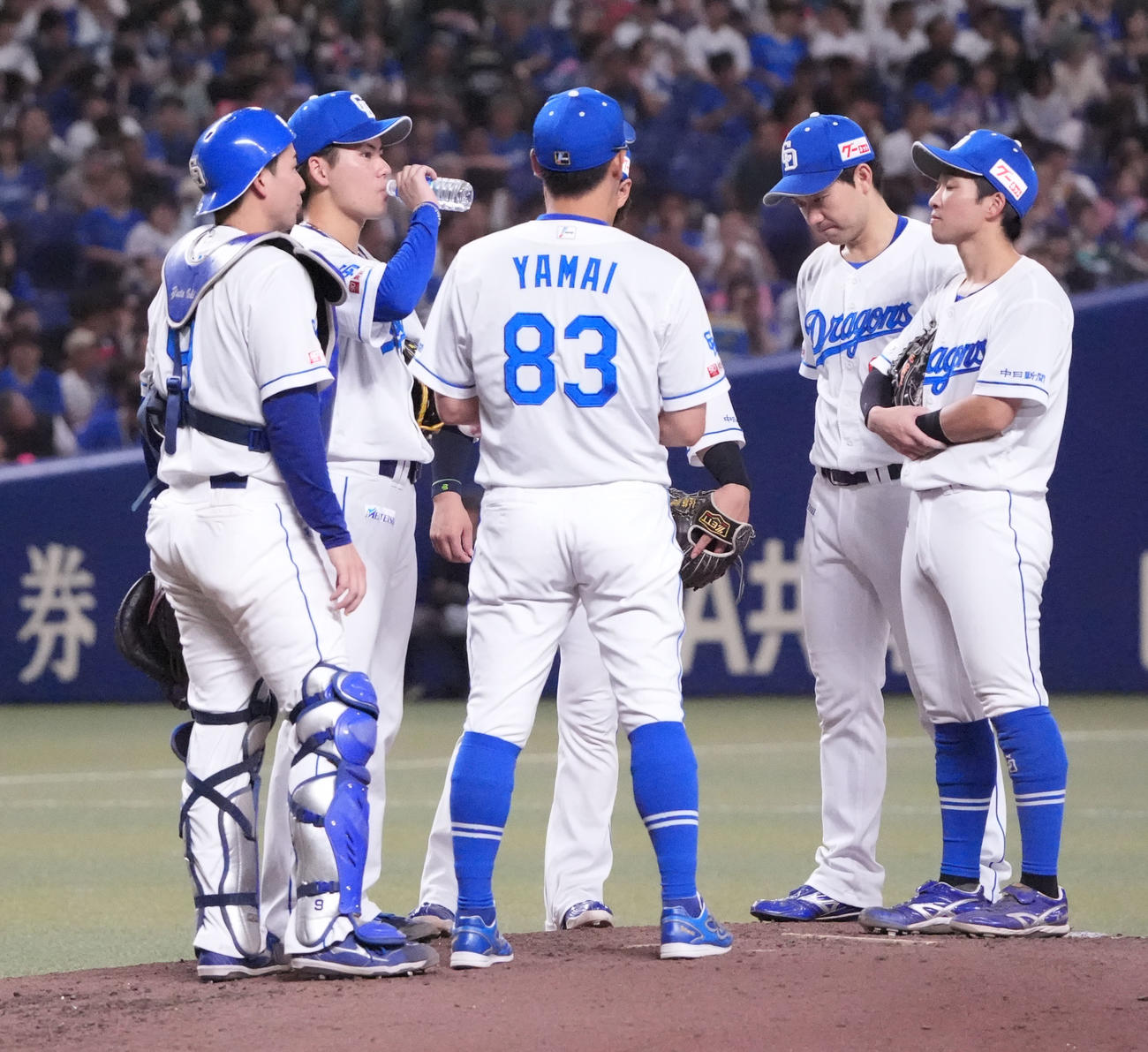 中日対DeNA 6回表DeNA2死一、二塁、マウンドの金丸（左から2人目）のもとに集まる中日ナイン（撮影・森本幸一）