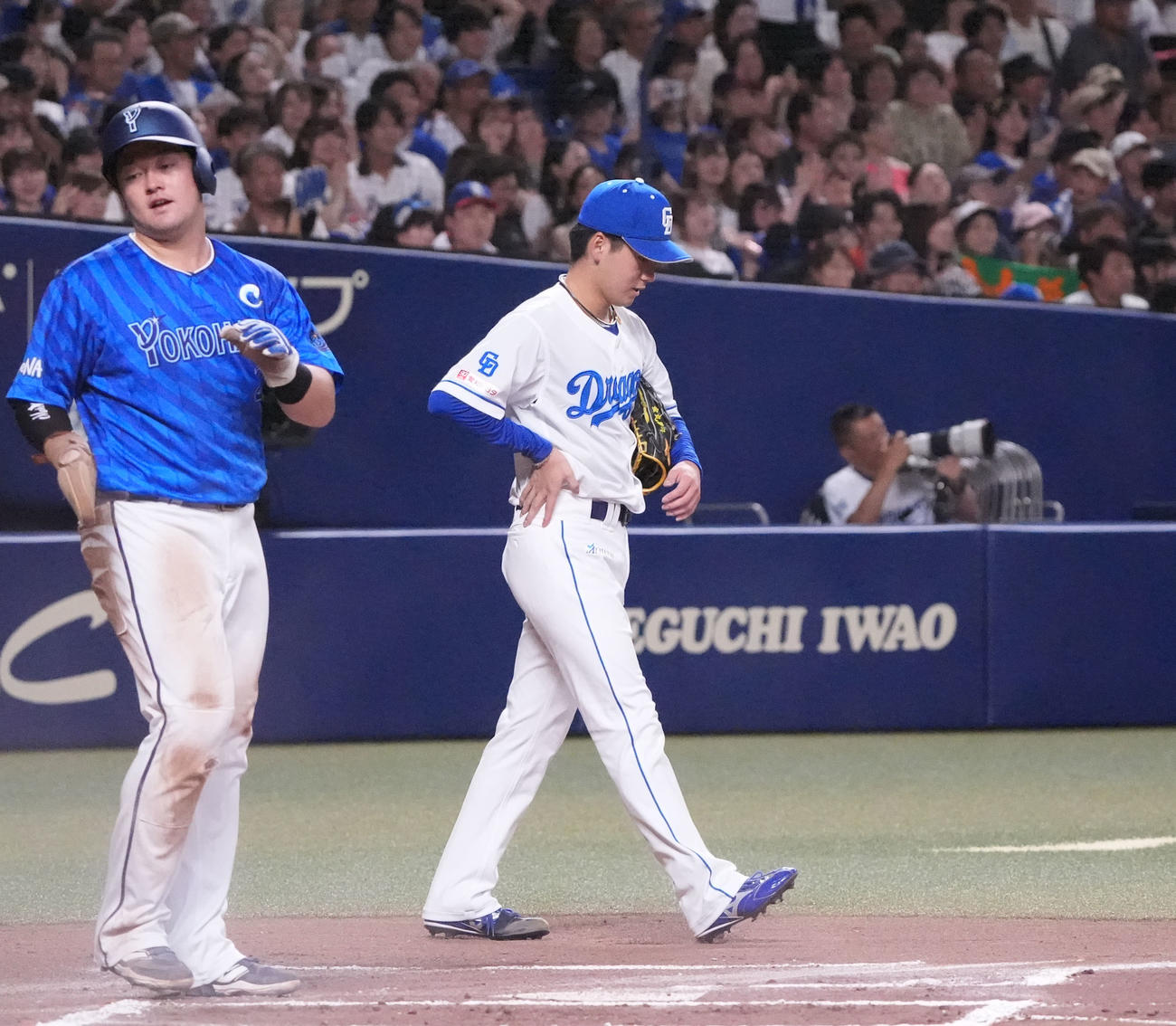 中日対DeNA 6回表DeNA2死一、二塁、金丸（右）はフォードに右前適時打を打たれる（撮影・森本幸一）