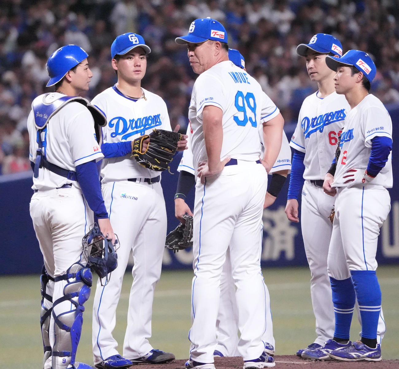中日対DeNA 8回表DeNA2死一塁、マウンドの金丸（左から2人目）のもとに集まる井上監督ら中日ナイン（撮影・森本幸一）