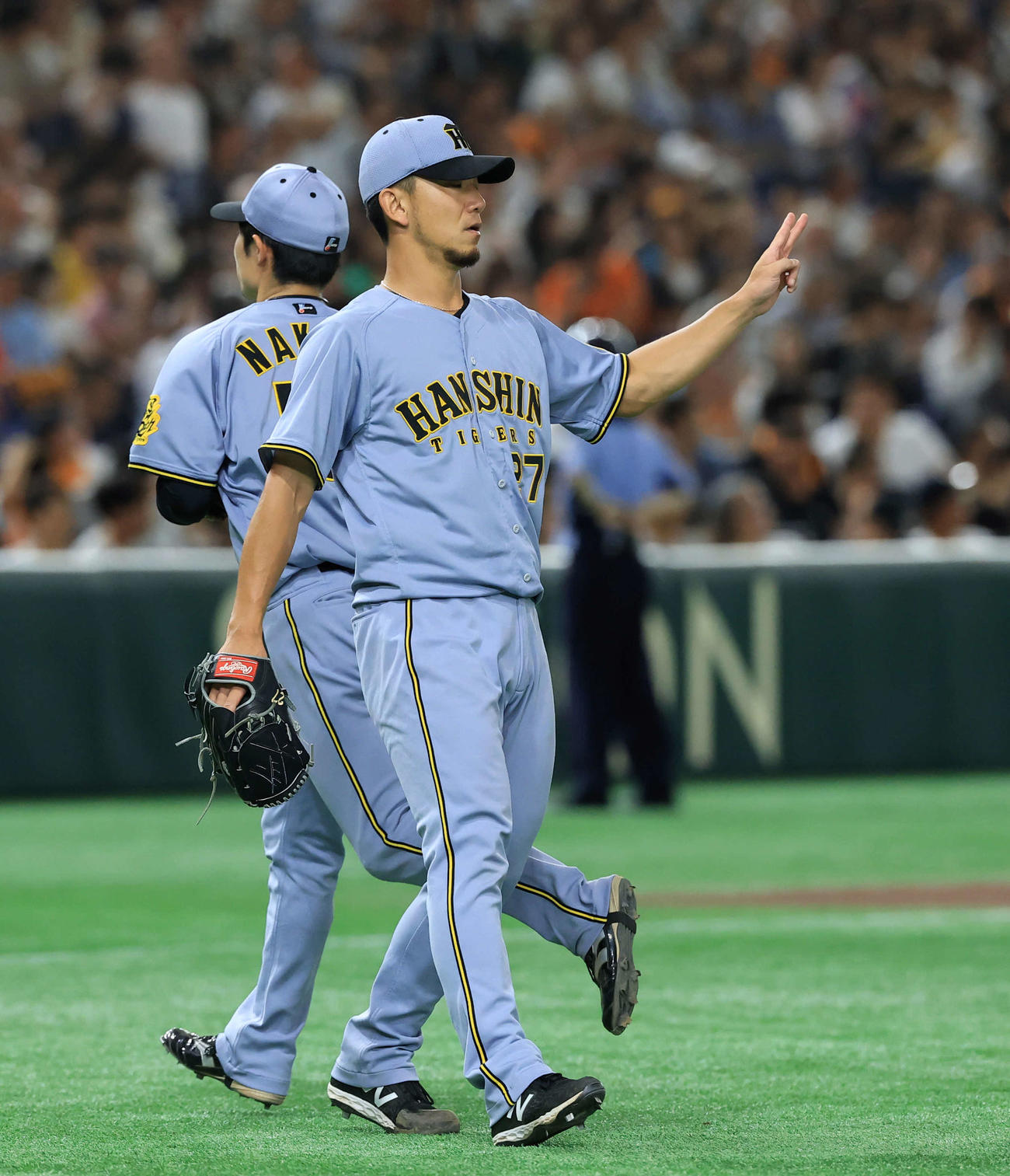 巨人対阪神　6回裏巨人2死一塁、丸佳浩を伊藤将を二塁ゴロに仕留めVのポーズで野手を迎える伊藤将（撮影・浅見桂子）
