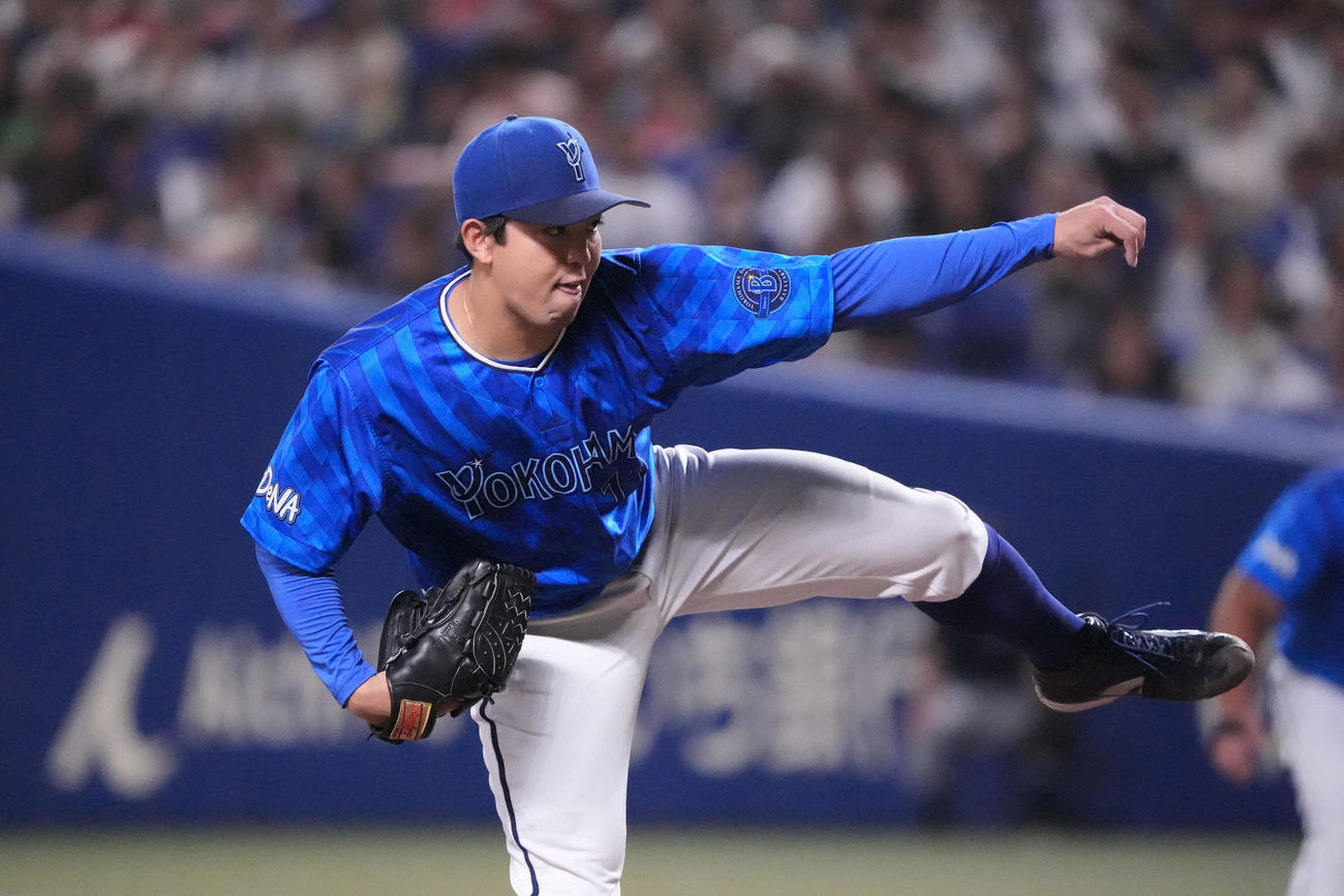 中日対DeNA 1回裏、登板するDeNA先発の東（撮影・森本幸一）