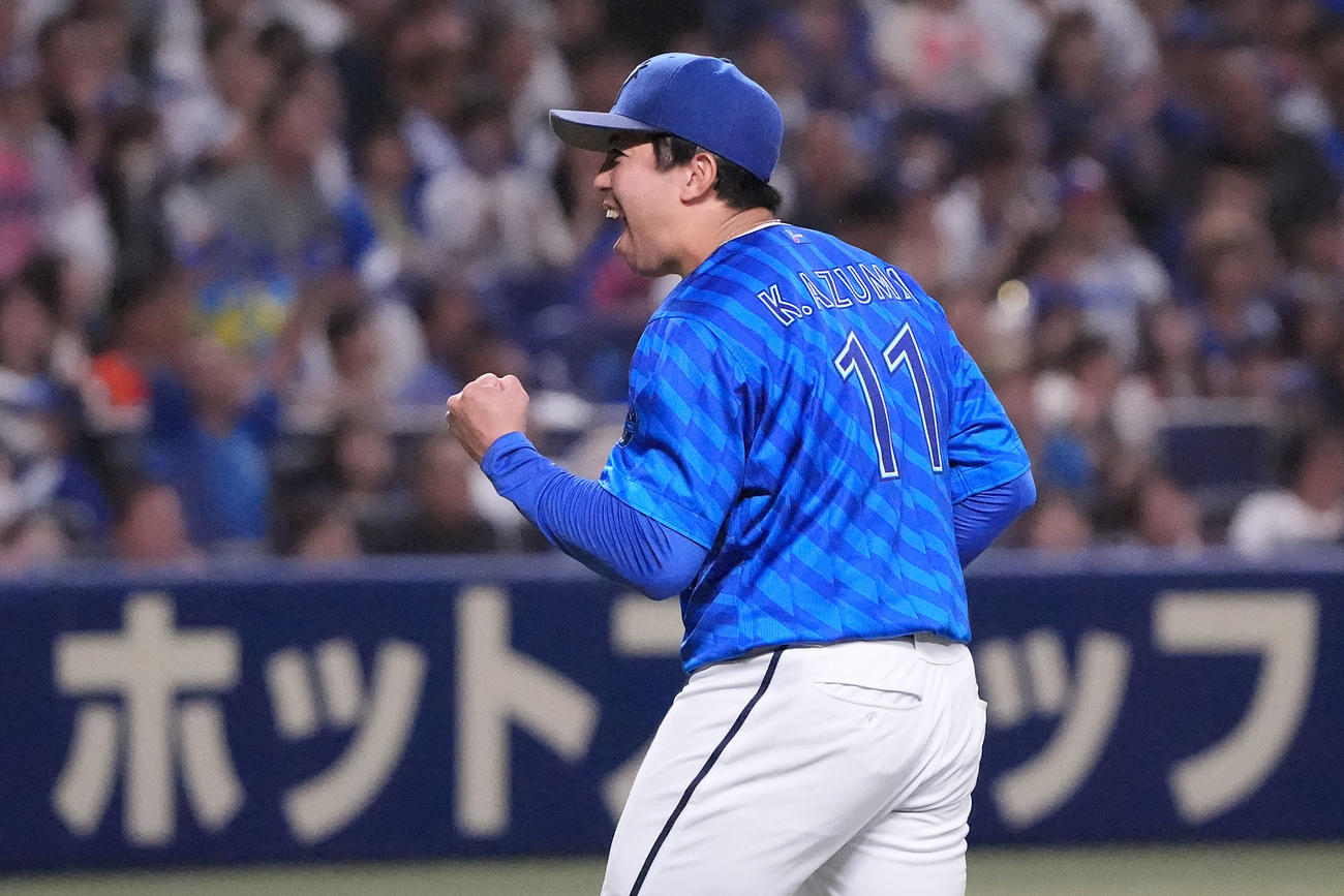 中日対DeNA 8回裏中日2死一、二塁、上林をニゴロに打ち取りほえる東（撮影・森本幸一）