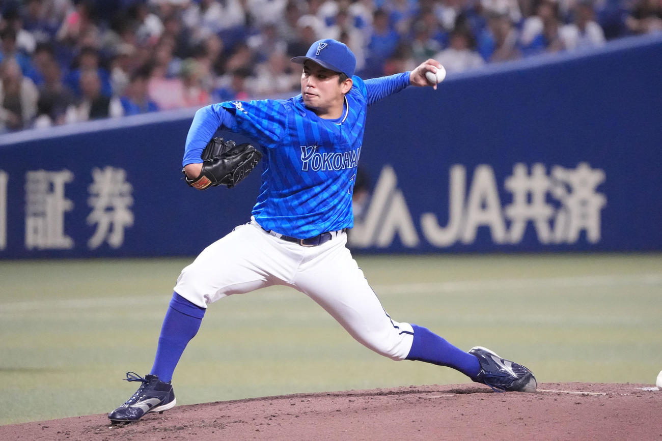 中日対DeNA 3回裏、力投するDeNA先発の東（撮影・森本幸一）