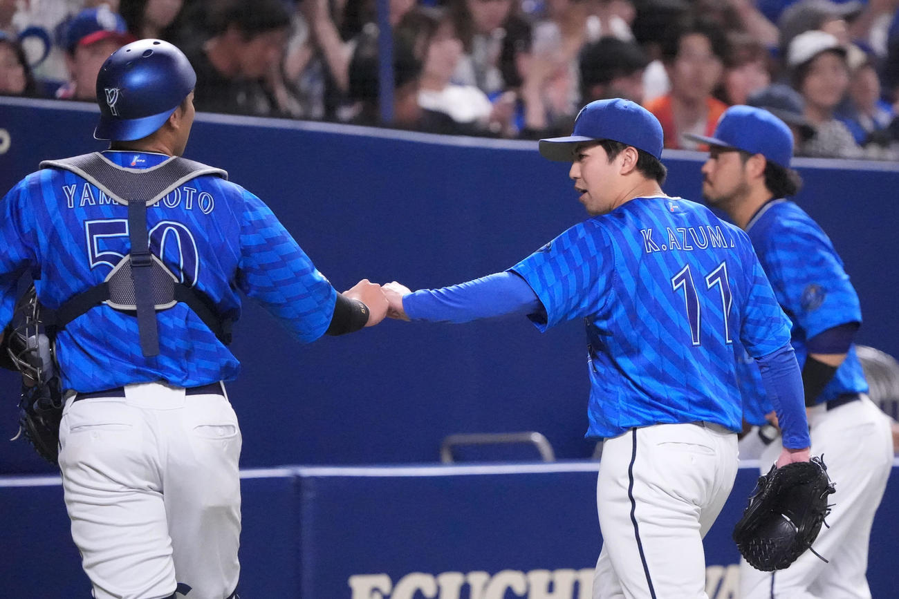 中日対DeNA 6回終了、山本祐大（左）とタッチを交わしながらベンチへ戻る東（撮影・森本幸一）