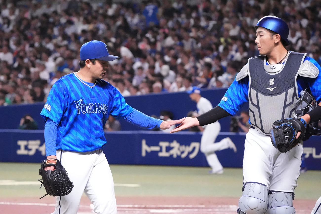 中日対DeNA 2回終了、タッチを交わしながらベンチへ戻る左から東と山本（撮影・森本幸一）