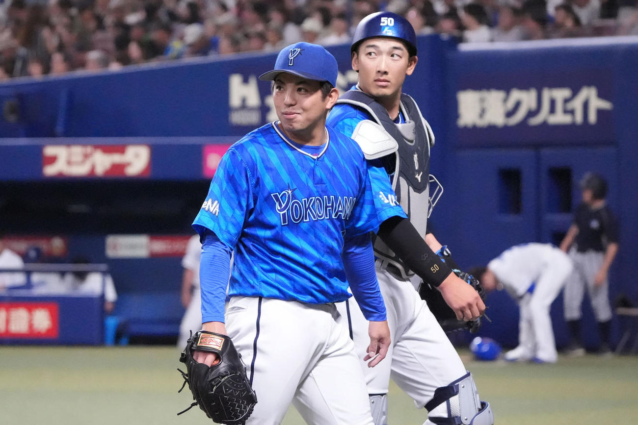 中日対DeNA 2回終了、言葉を交わしながらベンチへ戻る左から東と山本（撮影・森本幸一）