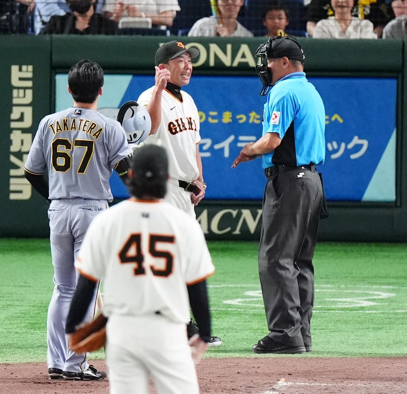 巨人対阪神　8回表阪神1死一、二塁、打者高寺の時、球審のもとへ確認に出てくる巨人阿部監督（中央）（撮影・清水貴仁）