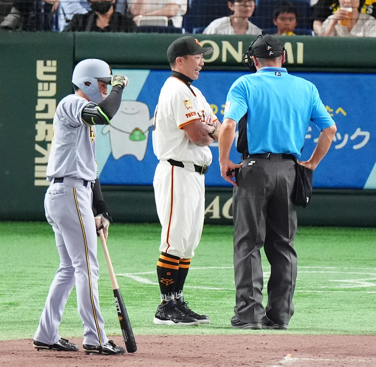 巨人対阪神　8回表阪神1死一、二塁、打者高寺の時、球審のもとへ確認に出てくる巨人阿部監督（中央）（撮影・清水貴仁）