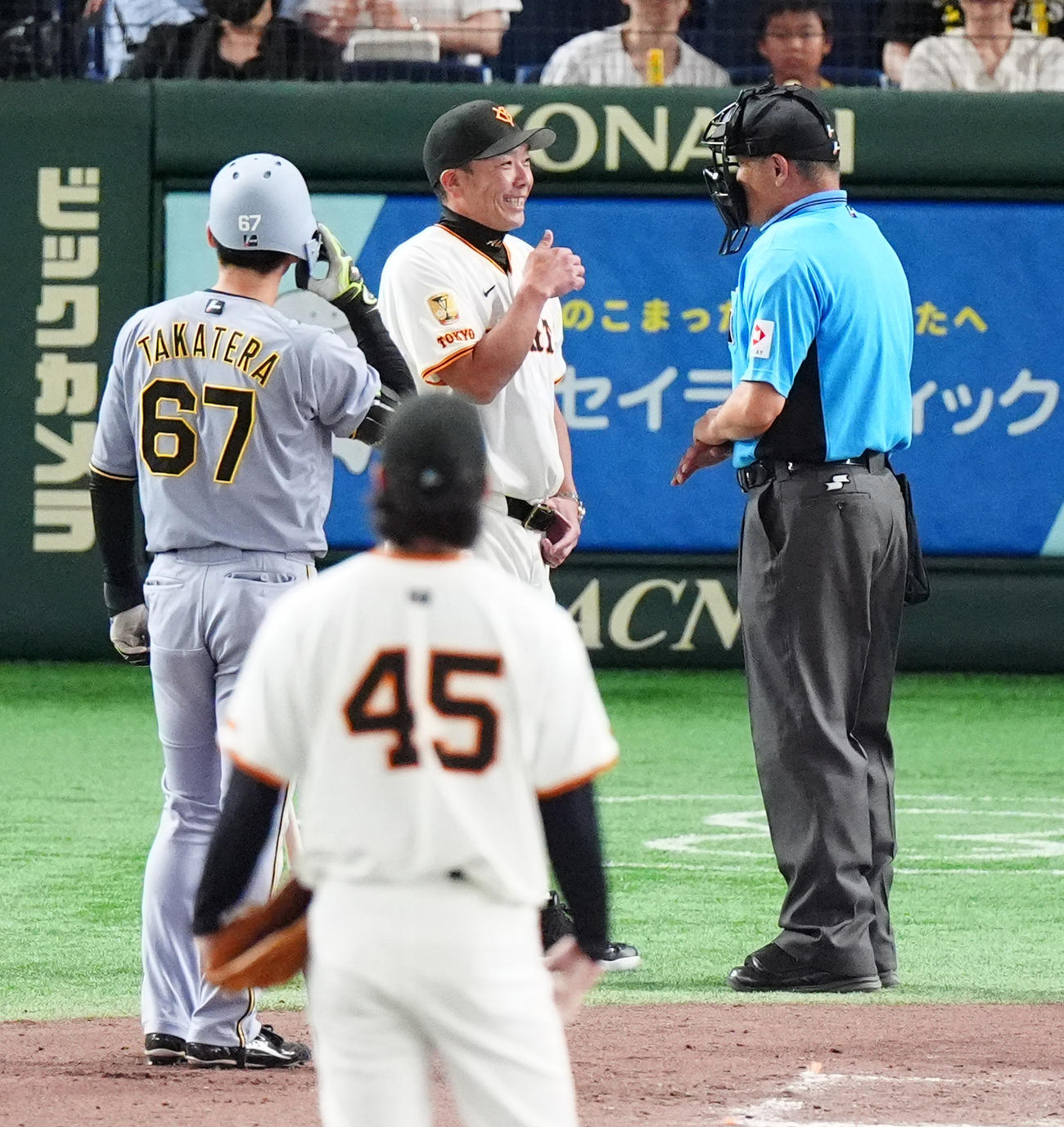 巨人対阪神　8回表阪神1死一、二塁、打者高寺の時、球審のもとへ確認に出てくる巨人阿部監督（中央）（撮影・清水貴仁）