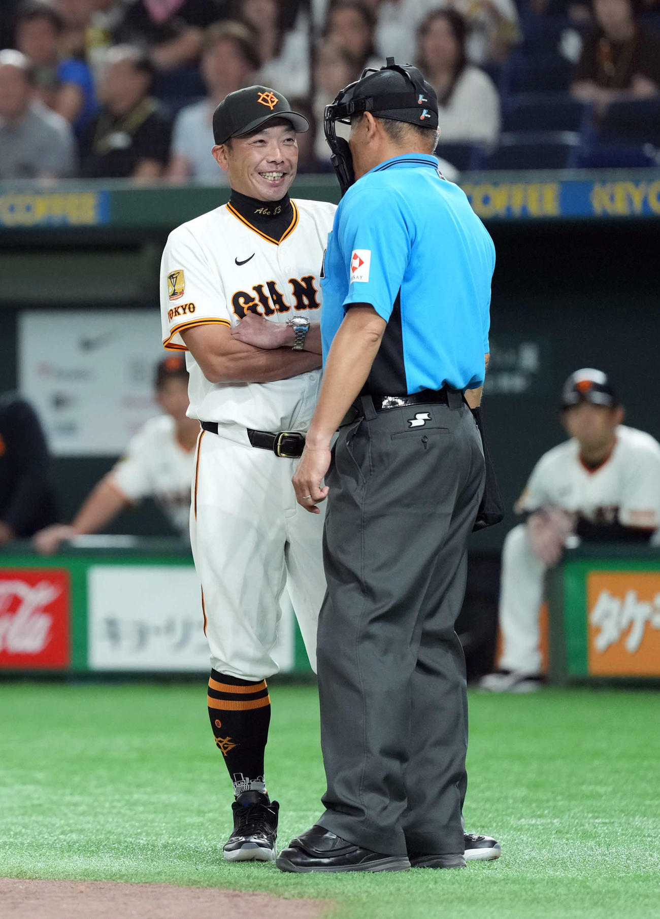 巨人対阪神　8回表、主審と話をする巨人阿部監督（撮影・たえ見朱実）