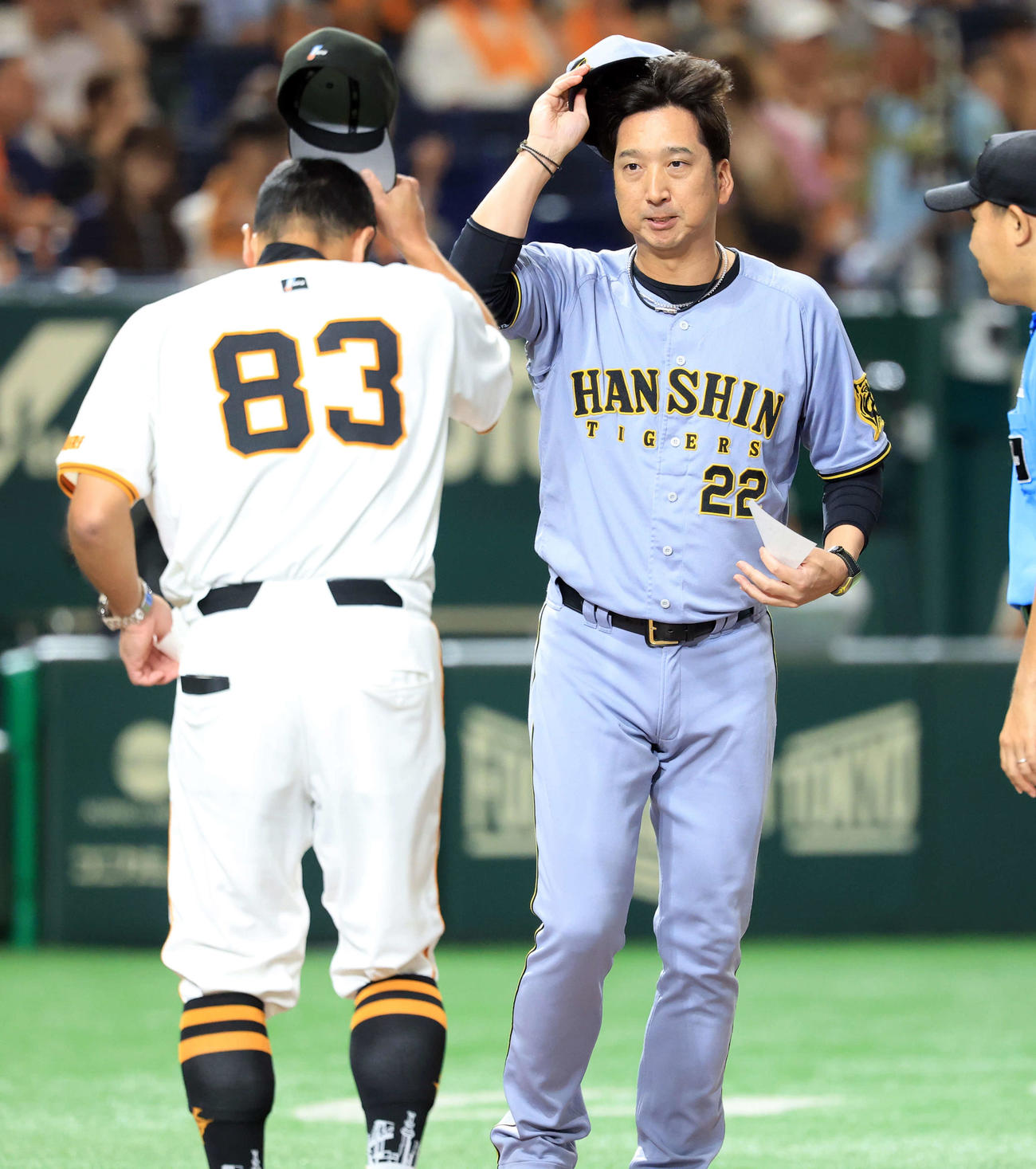 巨人対阪神　メンバー最終確認で巨人阿部監督（手前）とあいさつする阪神藤川監督（撮影・浅見桂子）