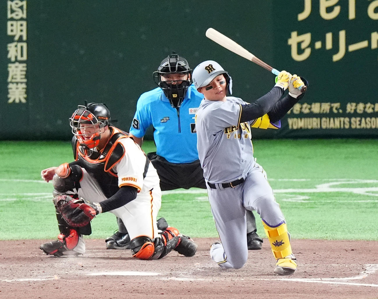 巨人対阪神　9回表阪神1死、空振り三振に倒れる森下。投手マルティネス（撮影・清水貴仁）