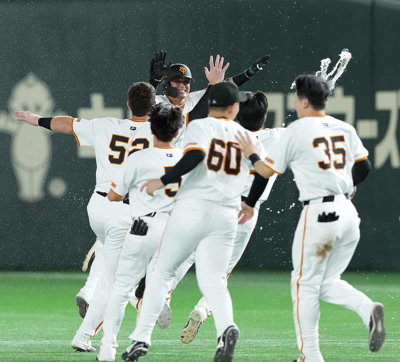 巨人対阪神　9回裏巨人2死満塁、サヨナラ打を放ち祝福受ける吉川（撮影・たえ見朱実）