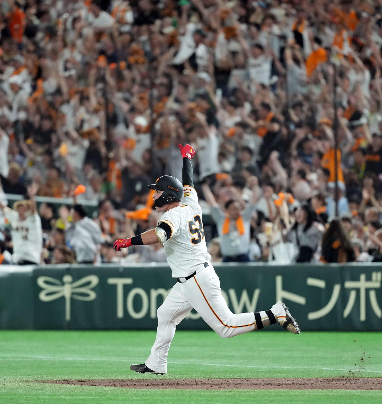 巨人対阪神　7回裏巨人1死一、三塁、左越えに同点の3点本塁打を放ちポーズを決めるリチャード（撮影・たえ見朱実）