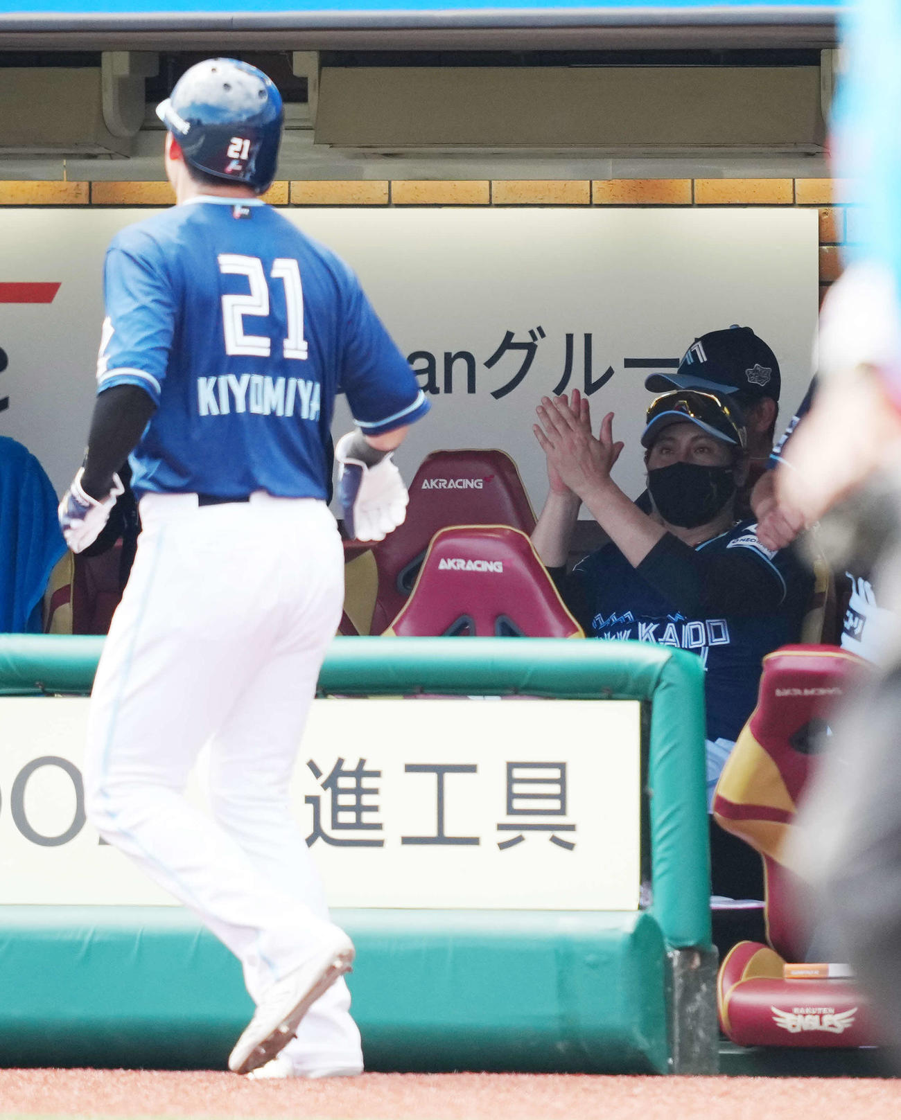 楽天対日本ハム　4回表日本ハム2死一塁、万波の先制の左適時二塁打で生還した清宮幸（左）を手をたたき迎える新庄監督（撮影・鈴木みどり）