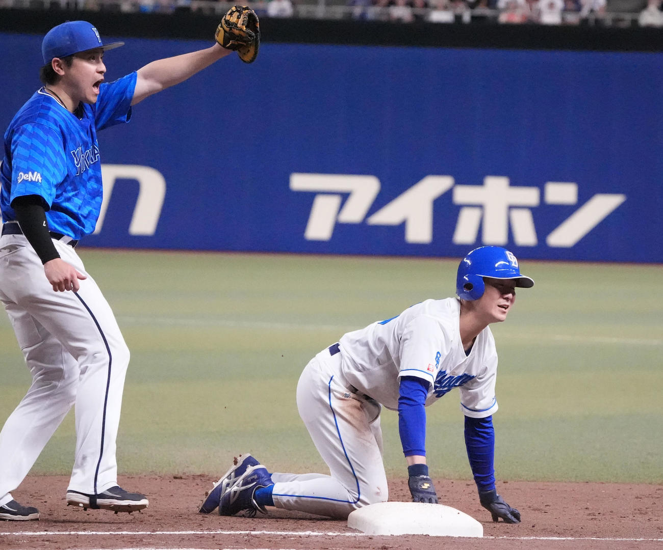 中日対DeNA 9回裏中日無死一塁、牽制死の尾田（右）ベースカバーは佐野（撮影・森本幸一）