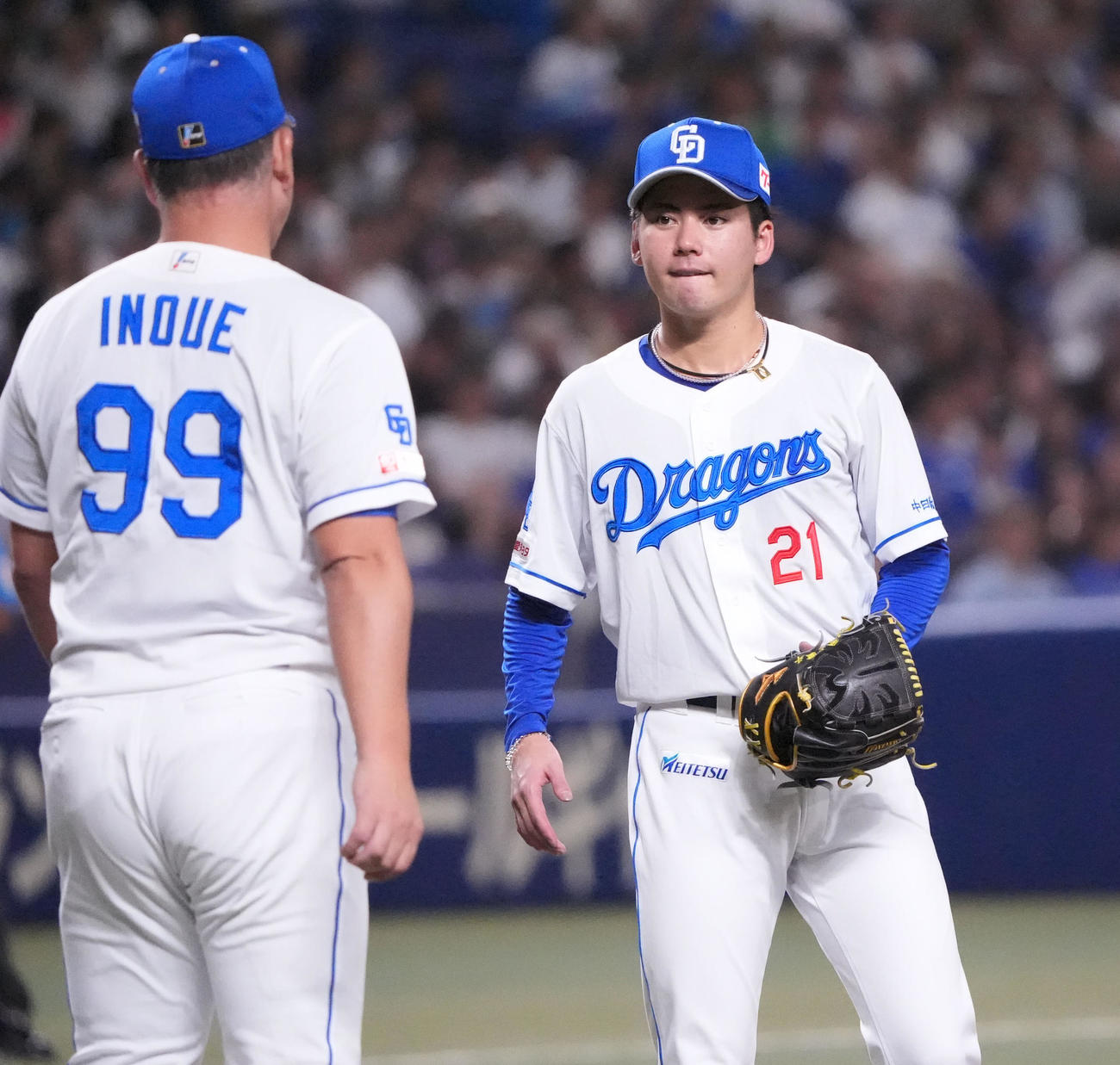 中日対DeNA 8回表DeNA2死一塁、井上監督（左）を見つめる金丸（撮影・森本幸一）