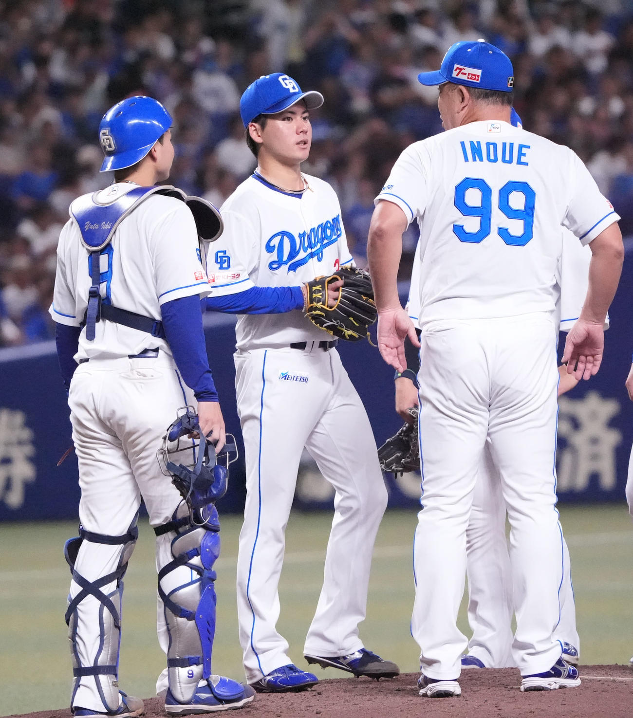 中日対DeNA 8回表DeNA2死一塁、マウンドの金丸（中央）のもとに集まる井上監督ら中日ナイン（撮影・森本幸一）