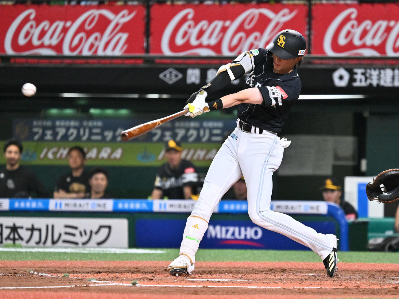 西武対ソフトバンク　3回表ソフトバンク無死一、二塁、周東は左翼に適時二塁打を放つ（撮影・滝沢徹郎）