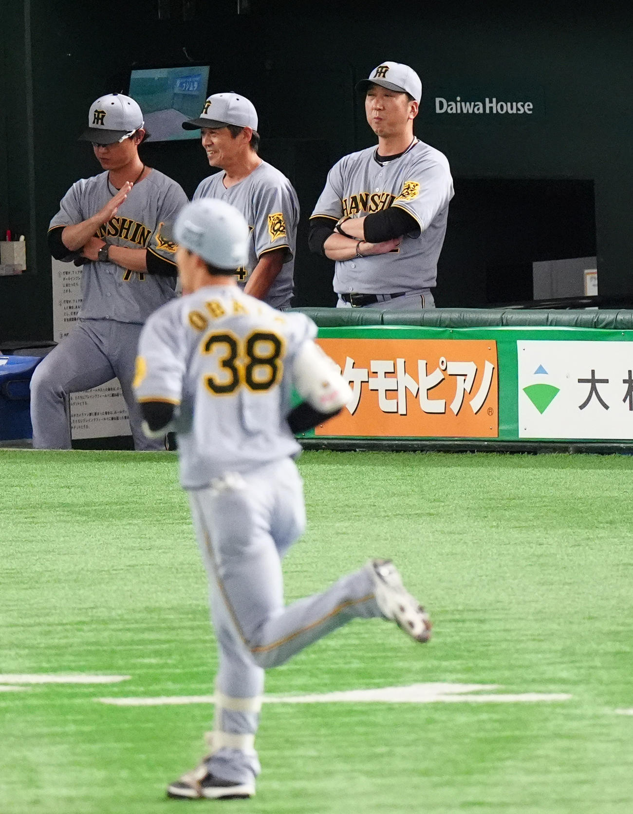 巨人対阪神　1回表阪神無死、小幡（手前）の右越えソロ本塁打をベンチから見つめる藤川監督（右）（撮影・清水貴仁）