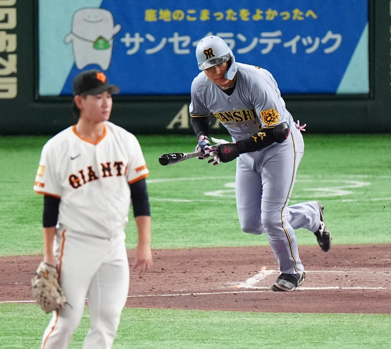 巨人対阪神　3回表阪神1死、左前打を放ち通算1000安打を達成した大山（撮影・清水貴仁）