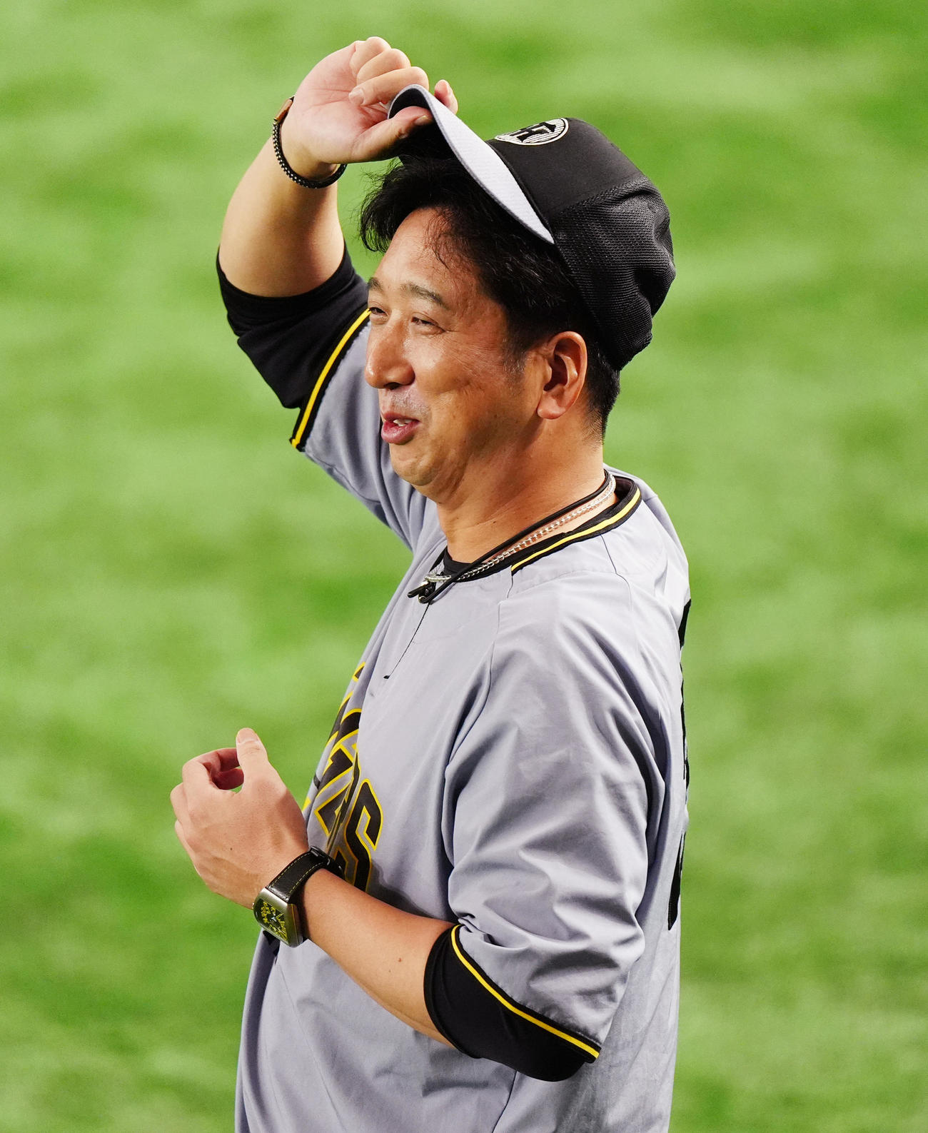 巨人対阪神　試合前練習を笑顔で見る阪神藤川監督（撮影・清水貴仁）