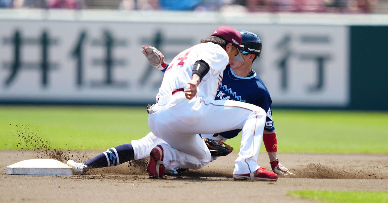 楽天対日本ハム　1回表日本ハム1死一塁、打者レイエスの時、二盗を試みるもアウトとなる一塁走者五十幡。二塁手黒川（撮影・鈴木みどり）