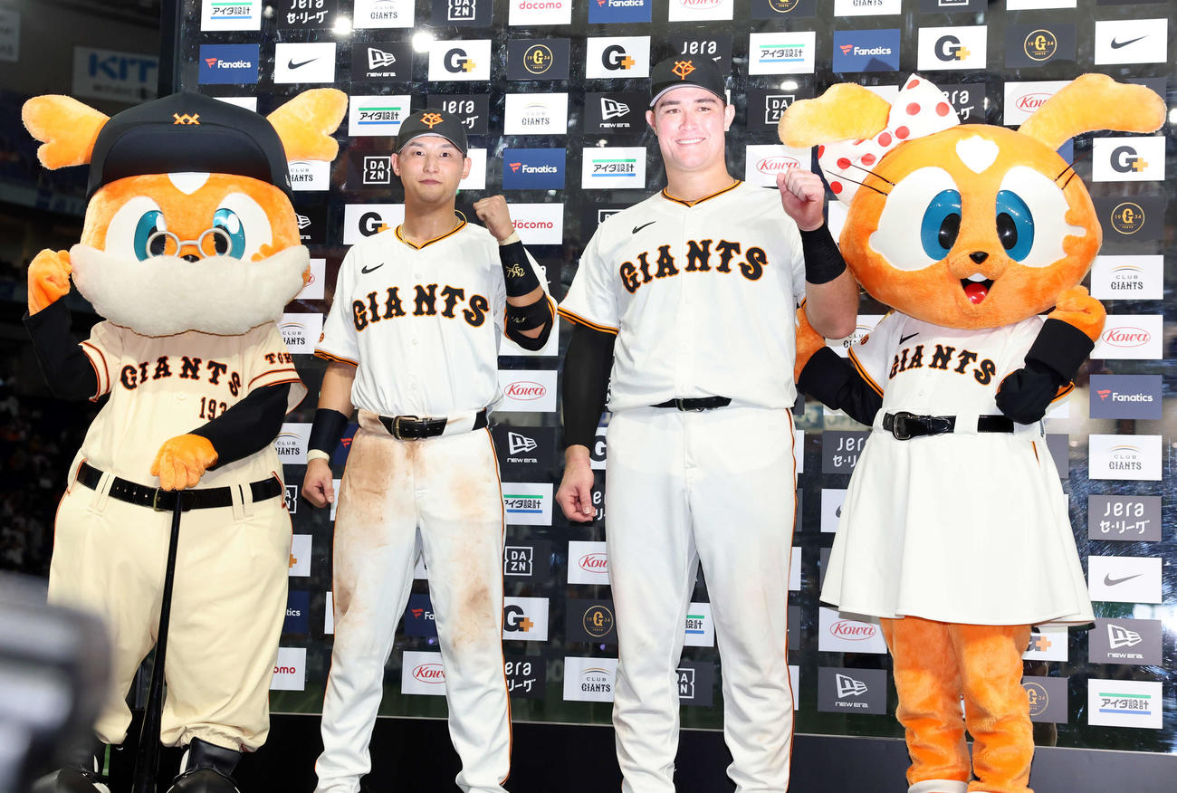 巨人対阪神　ヒーローインタビューでガッツポーズする巨人吉川（左）とリチャード（撮影・浅見桂子）
