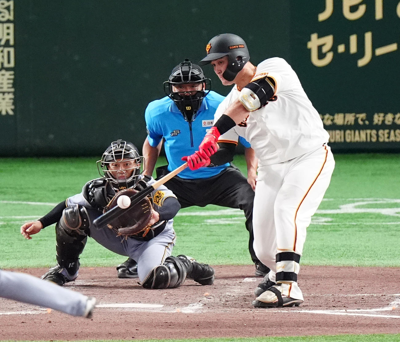 巨人対阪神　7回裏巨人1死一、三塁、左越え3点本塁打を放つリチャード（撮影・清水貴仁）