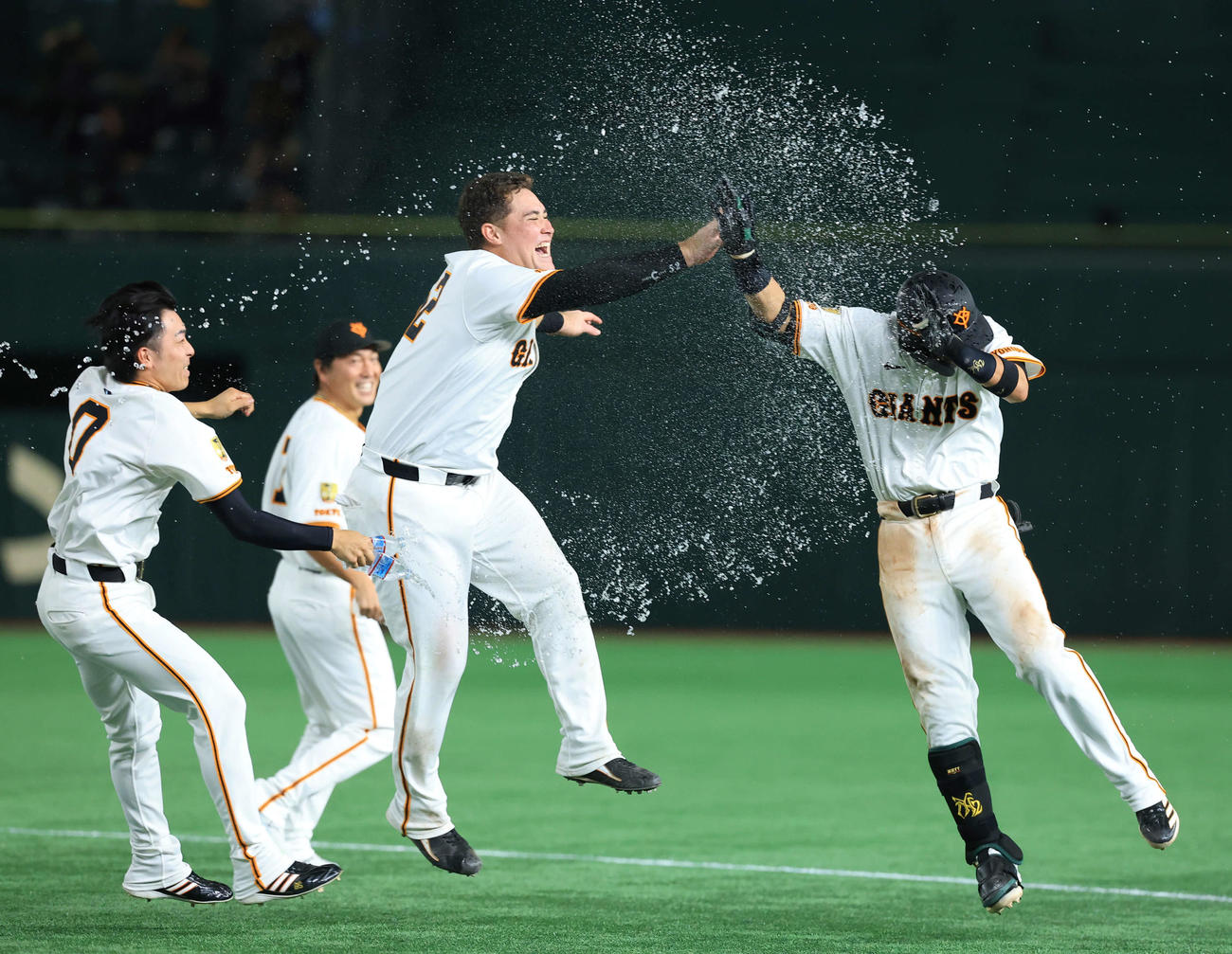 巨人対阪神　9回裏巨人2死満塁、サヨナラ打を放ちリチャード（中央）らから水シャワーで祝福される吉川（右）（撮影・浅見桂子）