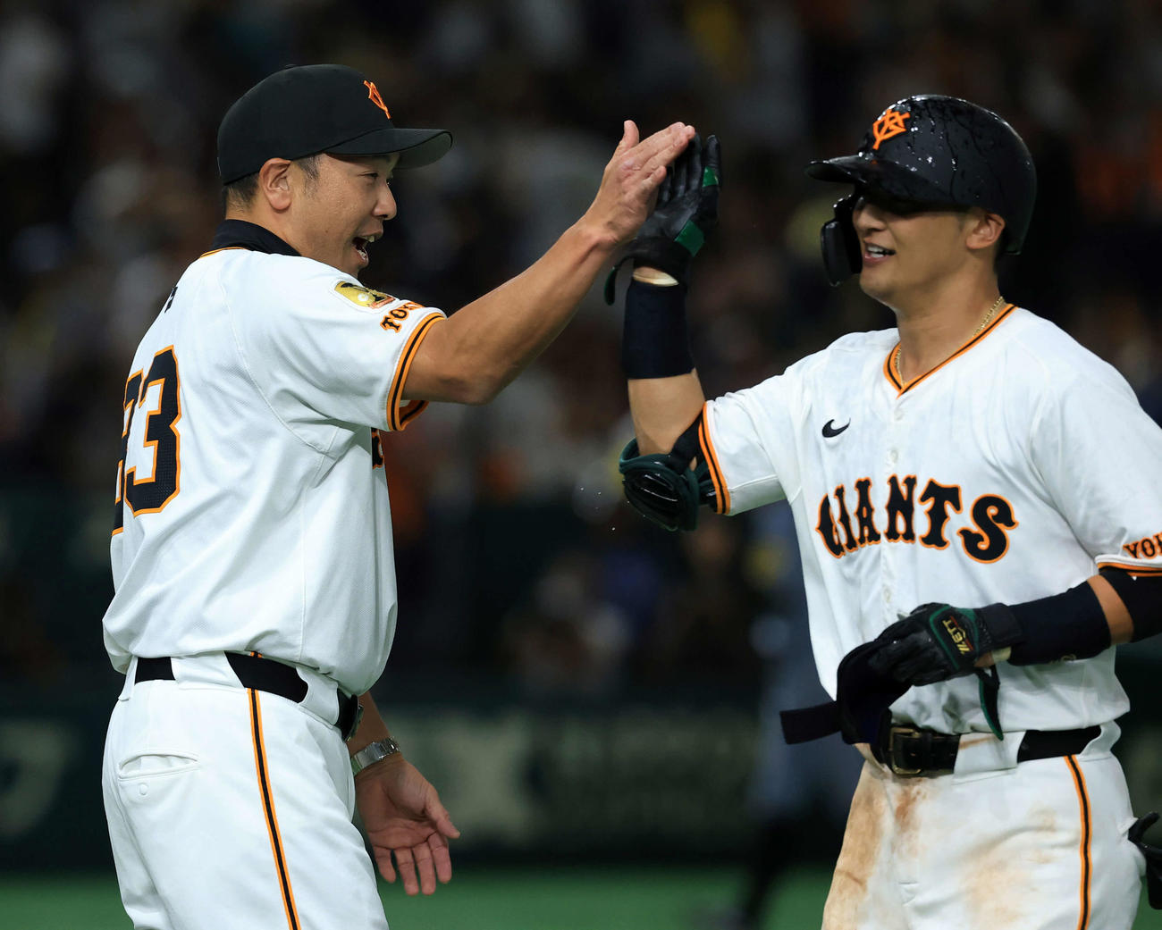 巨人対阪神　9回裏巨人2死満塁、サヨナラ打を放った吉川（右）と笑顔でハイタッチする阿部監督（撮影・浅見桂子）