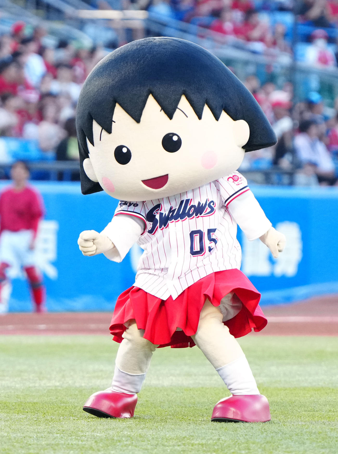 ヤクルト対広島　試合前、始球式に臨むアニメ「ちびまる子ちゃん」のまる子（撮影・江口和貴）